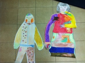 בתמונה: עבודה משותפת בטיפול דיאדי של אם וילד מציירים את עצמם.
